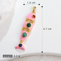 Détail d'un pendentif poisson en émail rose avec des joints mobiles et pierres - Style Joint Émaillé Rose (20)
