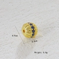 Vista macro de cuenta bañada en oro 18k con piedras azules y escala de talla 0,6 cm - Cuenta de Pétalo Hueco Diamante Azul Real (05)