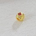 Detalle de cuenta martillada chapada en oro 18k con piedra roja cuadrada para joyería DIY - Cuenta Martillada Diamante Rojo (09)