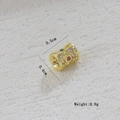 Detalle de un dije calado chapado en oro de 18k con piedras preciosas y dimensiones - Cilindro Oro Diamantes Multicolor (10)