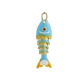 Détail macro du pendentif poisson en émail bleu ciel avec écailles dorées et gemme rouge - Style Superposé Bleu Ciel (03)