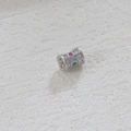 Detalle de una cuenta cilíndrica con circonitas de colores para la creación de joyas - Cilindro Plata Diamantes Tricolor (11)