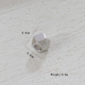 Vista macro de una cuenta de metal geométrica facetada de 0,4 cm para joyería DIY - Accesorio Poliedro Geométrico Plata (14)