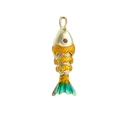 Détail du pendentif poisson doré avec écailles en émail dégradé et œil rubis - Style Écaille Vert Émeraude (08)