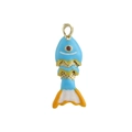 Détail d'un pendentif poisson en émail bleu avec écailles dorées et œil rouge - Style Vague Bleu Clair Orange (16)