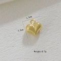 Detail eines 18k vergoldeten Herzanhängers mit Maßen von 1,3 cm Höhe und 1,2 cm Breite - Kleines Herz-Stil (09)