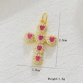 Nahaufnahme des vergoldeten Kreuzanhängers mit roten Steinen, Größe 2,5 cm x 1,5 cm - Rot