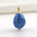 Makroaufnahme von blauem Marmor-Emaille-Anhänger mit Goldöse und Glitzer-Zirkonen - Blaues Marmormuster Unregelmäßiger Stil (05)