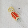 Vista detallada del tamaño del colgante de sandía chapado en oro, mide 1,8cm por 0,6cm - Sandía Triangular