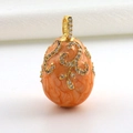 Makroaufnahme von Fabergé-Stil Emaille-Ei Anhänger mit Goldfiligran und Kristallen - Orangenes Marmormuster Vintage Schnörkel Stil (13)