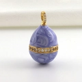 Detail eines Fabergé-Ei-Anhängers mit lila Emaille und Zirkonia-Inlay in Goldoptik - Lila Quicksand Textur Palast Stil (14)