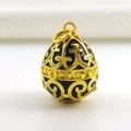 Detail eines Fabergé-Stil Anhängers mit vergoldetem Filigran und schwarzer Emaille-Optik - Schwarze Emaille Goldenes Hohles Blumiges Muster Stil (15)