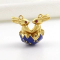 Detailansicht zweier goldener Hasen im blauen Emaille-Ei-Anhänger mit 18k Vergoldung - Blaues Eierschalen-Gold-Häschen-Design (16)