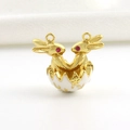Detailansicht des 18k vergoldeten Hasen-Ei-Anhängers mit weißen Emaille-Blumenmustern - Weiße Eierschale Goldenes Häschen-Design (17)