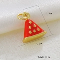 Detalle macro del colgante de sandía chapado en oro de 18k con esmalte y dimensiones - Sandía Semicírculo