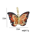 Macro de colgante de mariposa en oro 18k con alas de colores y medidas marcadas - Mariposa roja y negra