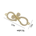 Detalle macro del colgante infinito de mariposa chapado en oro 18k con circonitas blancas - Conector de Mariposa Infinito