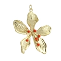 Dettaglio di un ciondolo a fiore dorato con perline rosse e una trama martellata lucida - Stile Fiore Martellato con Perline Rosse
