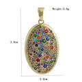 Dettaglio del pendente ovale dorato da 3,9 cm con pietre di zircone colorate - Stile Ovale con Strass Multicolore
