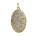Vista macro del pendente ovale placcato oro con pavé di zirconi bianchi e gancio - Stile Ovale con Pavé Bianco