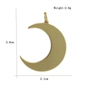 Dettaglio di un ciondolo a mezzaluna dorato con dimensioni di 2,8 cm di altezza e 2,1 cm di larghezza - Stile Mezzaluna a Specchio