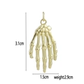 Makroansicht des 18k vergoldeten Totenkopf-Handanhängers mit Maßen 3,1cm x 1,5cm - Skeletthand-Stil