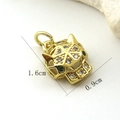 Detailweergave van 18k vergulde luipaardkop hanger met afmetingen van 1,6cm bij 0,9cm - Geometrische Luipaardkop Stijl