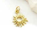 Detail van een 18k vergulde zonnestralen hanger met hol midden voor DIY-sieraden - Holle Zon Stijl