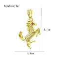 Détail du pendentif cheval en or 18k serti de cristaux et œil en rubis rouge - Style Cheval Cabré Doré (8)