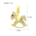 Vue détaillée du pendentif cheval à bascule plaqué or 18k avec zircons et dimensions - Style Cheval à Bascule (10)