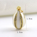 Detail van een witte emaille Faberge eihanger met gouden rand en kristallen inleg - Witte Streep Strass Stijl (7)