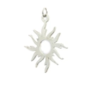 Détail d'un pendentif soleil argenté avec centre creux et rayons pour les colliers - Style Soleil Argenté (15)
