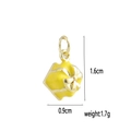 Détail d'un pendentif boîte cadeau en émail jaune avec dimensions 1,6cm x 0,9cm et poids 1,7g - 10-Boîte Cadeau Jaune