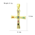 Détail du pendentif croix 3,4cm x 2,1cm avec pierres précieuses colorées et fini doré - Croix Baguette Colorée (18)
