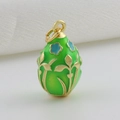 Detail van een groene emaille eivormige hanger met gouden bloemmotieven in Fabergé-stijl - Lichtgroen Bladpatroon Stijl (14)