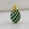 Detailopname van een groene emaille eivormige hanger met gouden spiraalpatroon - Groene Spiraal Druppel Stijl (8)