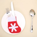 Portaposate a calza di Natale rossa con fiocco di neve bianco su un piatto - Stile Fiocco di Neve (1035)
