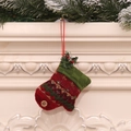 Gestrickter Weihnachtshandschuh in Rot und Grün mit Tannennadeln und roten Beeren - Gemusterter Handschuh