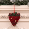 Gestrickter Herz-Weihnachtsanhänger in Rot und Grün mit Holzknöpfen und festlichen Beeren - Gemustertes Herz