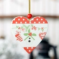 Houten kersthanger hartvorm met winterhuis illustratie en rode stippen decoratie - Houten Witte Achtergrond Bedrukte Hart Hanger