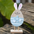 Lapin de Pâques en bois avec rayures bleues et grain naturel sur socle en bois - Ornement de Lapin en Forme d'Oeuf Bleu