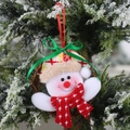Weihnachtsschneemann-Plüschpuppe auf Rattan-Kranz mit grüner Schleife und rotem Band - Schneemann