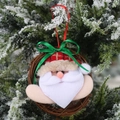 Weihnachtlicher Rebenkranz mit Weihnachtsmannfigur und grüner Schleife als Baumdekoration - Weihnachtsmann