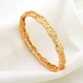 Gedetailleerd beeld van de 24K vergulde armband met verfijnd geometrisch opengewerkt patroon - Geometrische Holle Stijl / Goudgeel