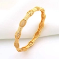 Detailopname van een gouden armband met holle gaaspatronen en gesegmenteerde texturen - Goudgeel