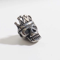 Dettaglio charm teschio argento con corona per braccialetti fai da te e bigiotteria - Teschio Grigio Argento con Corona (05)