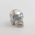 Dettaglio di un teschio in argento con zirconi blu per la creazione di gioielli - Teschio Argento Lucido Occhi Blu (08)
