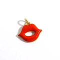 Dettaglio del ciondolo labbra rosse in smalto con elegante gancio dorato per fare gioielli - Stile Ciondolo Labbra Rosse (13)
