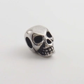 Dettaglio macro della perla a teschio in argento antico con zirconi per gioielli DIY - Teschio Argento Vintage Ossidato (09)