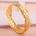 Detailopname van de 18k vergulde armband met ingewikkeld opengewerkt vintage snijwerk - Etnisch Golfpatroon (F)